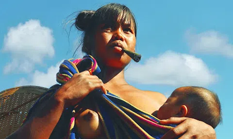 Tây Nguyên váy áo và ngực trần