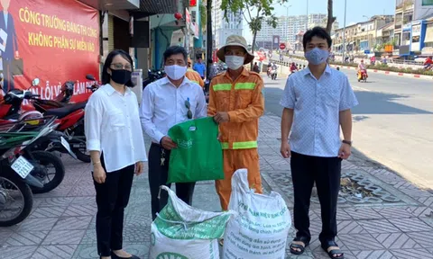 Phường Cầu Ông Lãnh tặng quà cho công nhân môi trường