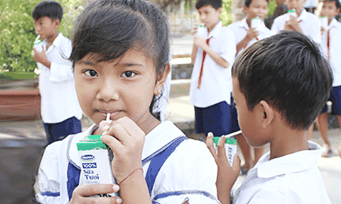 Niềm vui nhân đôi của trẻ em Trà Vinh: Quay lại trường và uống sữa học đường