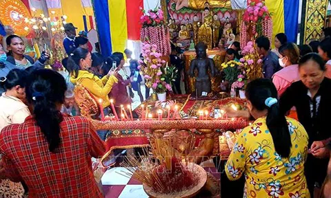 Sóc Trăng: Nhiều người hiếu kỳ chiêm bái bức tượng bằng đá