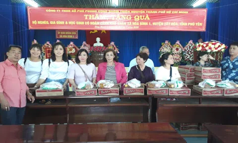 Tạp chí điện tử Văn hiến Việt Nam tặng quà cho người nghèo ở Phú Yên