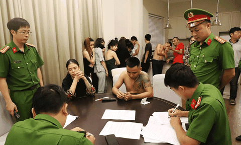 Hà Tĩnh: Bắt nhóm 15 nam thanh nữ tú thuê biệt thự hạng sang chơi ma tuý 