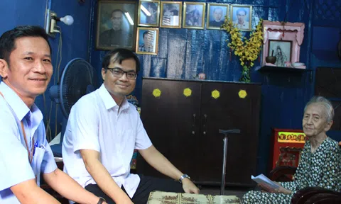 Lãnh đạo Quận 1 và phường Nguyễn Thái Bình tặng quà gia đình chính sách