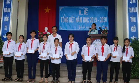 Tạp chí điện tử Văn hiến Việt Nam phối hợp trao quà cho học sinh nghèo vượt khó