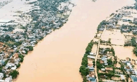 Miền Trung: Nước đang lên, hàng ngàn ngôi nhà bị ngập