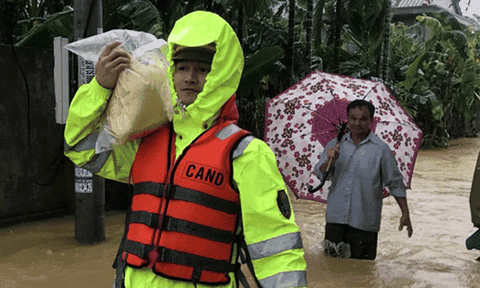 Công an TT Huế với nhiều giải pháp giúp dân chống lũ