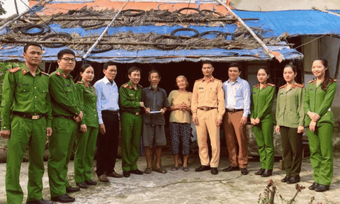 Hà Tĩnh: Công an huyện Thạch Hà quyên góp ủng hộ đồng bào bị lũ lụt