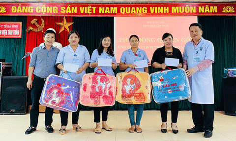 Bệnh viện Tâm thần Hà Tĩnh quyên góp ủng hộ cán bộ bị thiệt hại do mưa lũ