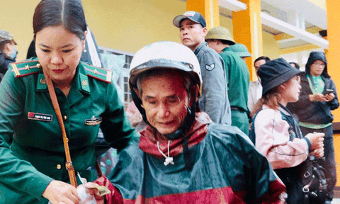 Tấm lòng các nhà văn hướng về miền Trung