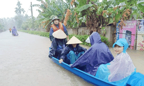 Hà Tĩnh: Công an xã Thạch Đài vượt lũ đưa bệnh nhân ung thư đi cấp cứu