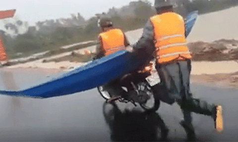 Xúc động Clip chiến sĩ Công an Hà Tĩnh chạy bộ 2km đẩy thuyền để chở người bệnh đi cấp cứu trong mưa lũ
