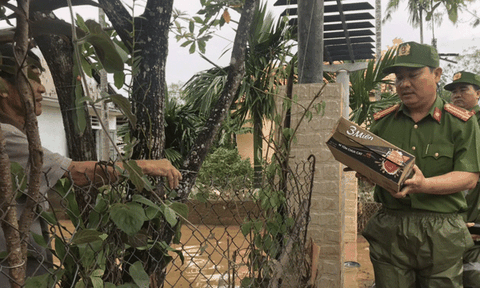 Cảnh sát 113 Công an tỉnh Thừa Thiên - Huế hỗ trợ lương thực cho bà con vùng lũ