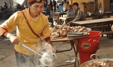 Phiên chợ Bắc Hà thưởng thức món ăn của người Hmong