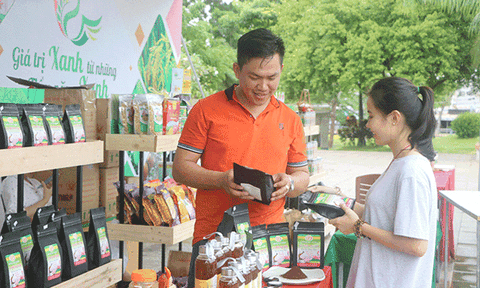 Người “se duyên” cho cà phê và hạt sen Đồng Tháp