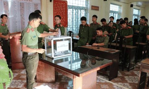 Công an Tam Đảo chia sẻ khó khăn với đồng bào miền Trung bị lũ lụt