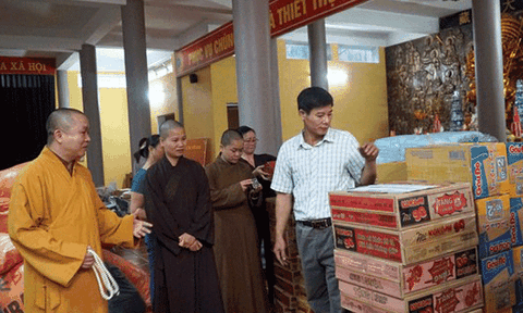 Chùa An Vinh chung tay cho đồng bào miền Trung bị lũ lụt