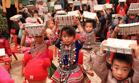 Vinamilk và Quỹ sữa Vươn cao Việt Nam tặng 94.000 ly sữa cho trẻ em khó khăn Hà Giang 