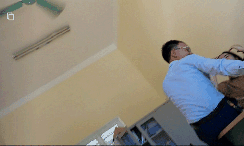 Phản cảm hình ảnh ngồi trên bàn làm việc của vị Bí thư Đảng ủy xã với nữ cán bộ địa chính?