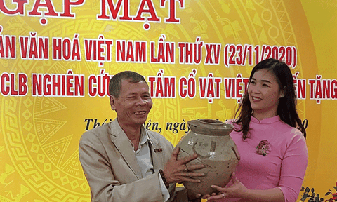 Bảo tàng tỉnh Thái Nguyên tiếp nhận hiện vật quý hiến tặng