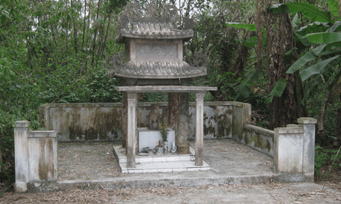 Hai bức tượng "thần" linh thiêng ở làng nghề Bao La 