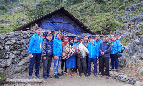 Nhóm "Nhịp cầu yêu thương" về với bà con cao nguyên đá