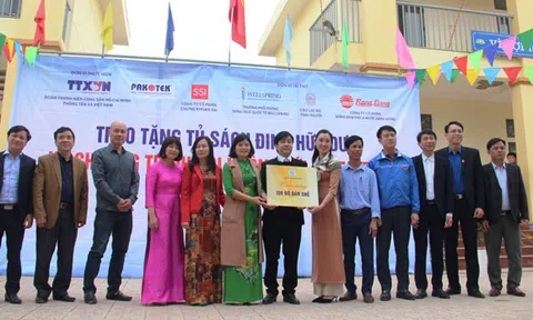 Đoàn thanh niên TTXVN trao tặng quà cho trường học tại Hà Tĩnh
