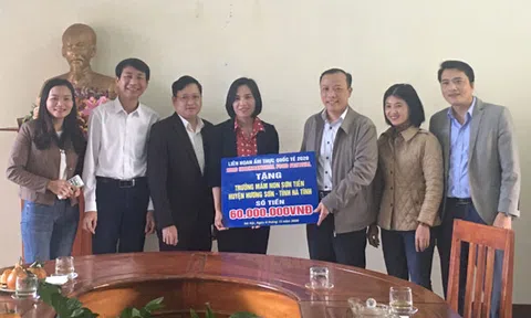 Trao quà của Bộ Ngoại giao cho trường học ở miền núi Hà Tĩnh