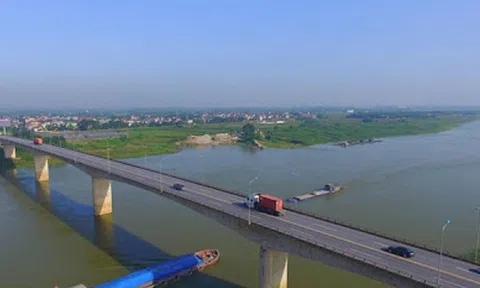 Sông Lô chiều cuối năm dậy sóng