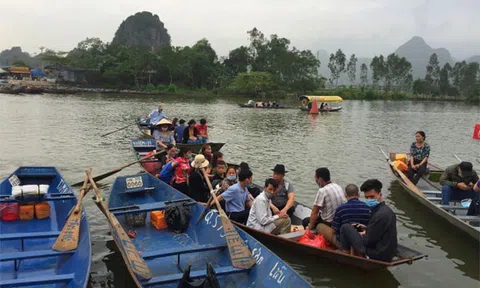 Mở cửa muộn - Chùa Hương chào đón hàng ngàn lượt khách