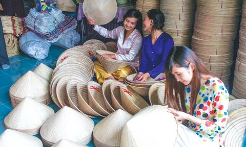 Những “đóa hoa” hương sắc dâng đời