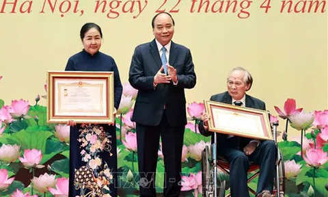 Trao tặng Danh hiệu Anh hùng lao động thời kỳ đổi mới và Huân chương Độc lập cho một số trí thức 