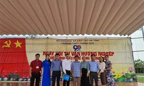 Trường Đại học Kinh tế Nghệ An tham gia ngày hội tư vấn hướng nghiệp “Hiểu mình - Hiểu nghề - Sáng tương lai” tại Trường THPT Thành Sen (Hà Tĩnh)