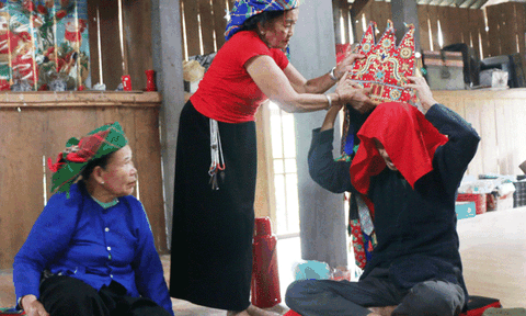 Lào Cai: Người thêu “bảo bối” của thầy Then