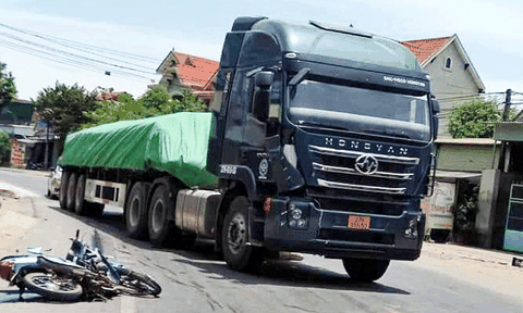 Nghệ An: Va chạm xe đầu kéo, một người nguy kịch