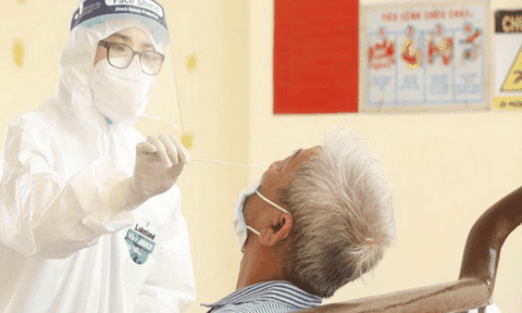 Bệnh viện Đa khoa Phú Thọ lấy mẫu xét nghiệm Covid-19 tại nhà tiện ích cho người dân