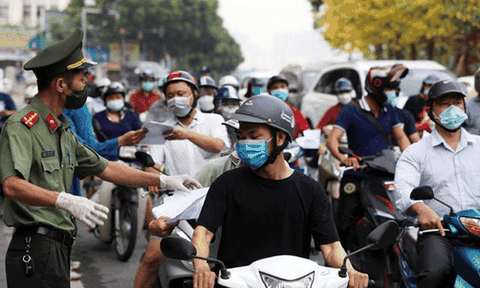Hà Nội bỏ quy định “làm khó” người dân khi ra đường đi làm trong lúc giãn cách