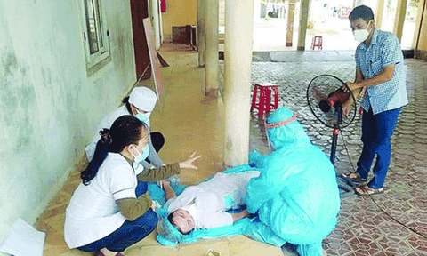 Nữ nhân viên y tế ngất xỉu khi lấy mẫu xét nghiệm