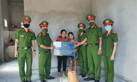 Quảng Trị: Phòng Cảnh sát kinh tế trao tiền hỗ trợ xây dựng nhà ở cho gia đình nạn nhân chất độc da cam