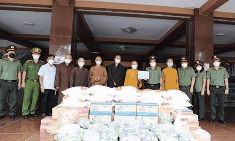 Công an TPHCM thăm, tặng quà hỗ trợ 2 cơ sở tôn giáo trên địa bàn thành phố