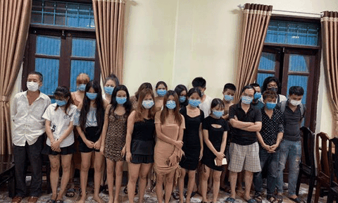 Công an Tam Đảo phát hiện quán karaoke đón khách hát trong mùa dịch