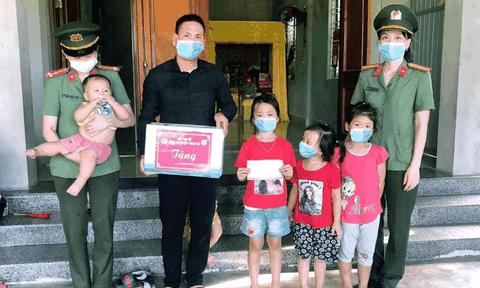 Hội phụ nữ Công an Thạch Hà (Hà Tĩnh) thăm hỏi, động viên 05 cháu bé trong 01 gia đình mồ côi mẹ